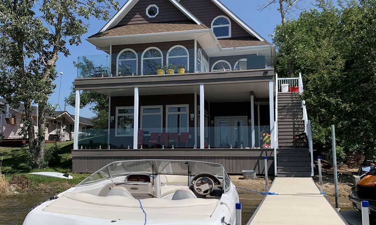 Deloraine Cabin | Beautiful Lakefront Luxury Home at Lake Metigoshe, Canada