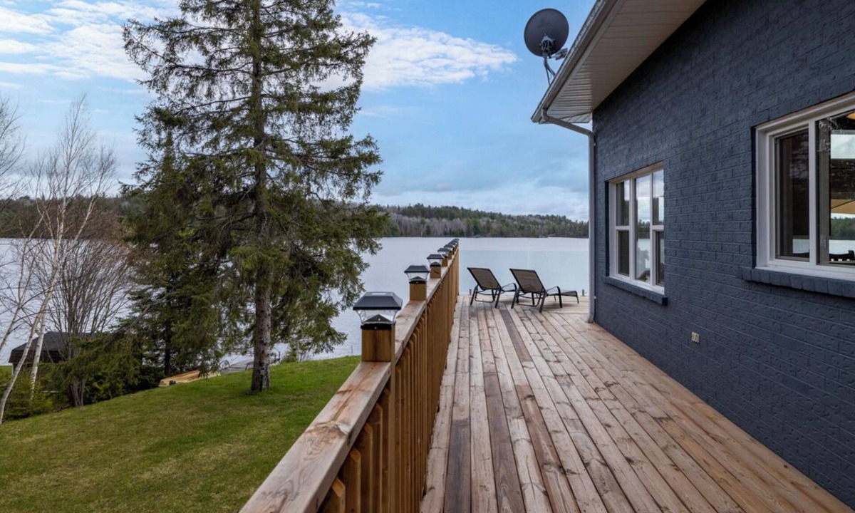 Monetville House | Beautiful lakefront home surrounded by nature