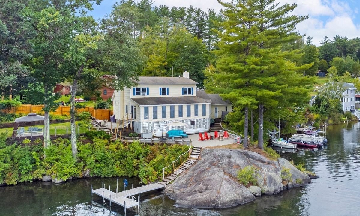 Franklin House | Beautiful Lakefront Home!
