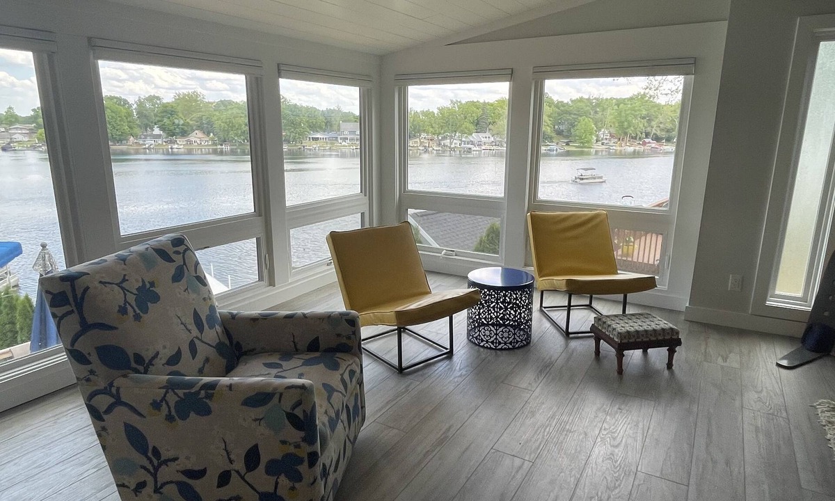 Leesburg Cottage | Beautiful lakefront property with hot tub