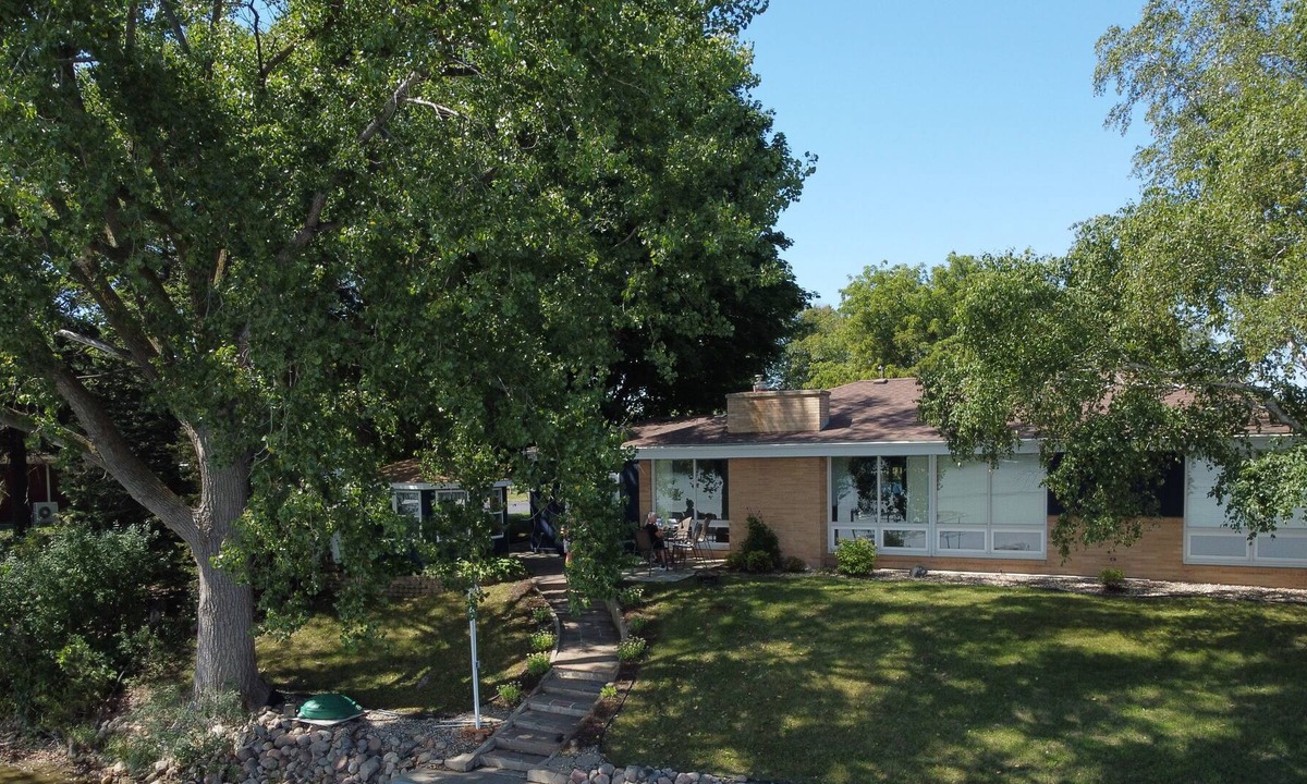 Saint James House | Beautiful lakefront 3 bedroom 2 bathroom home.