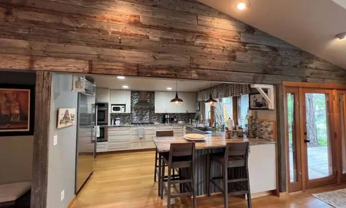 Walterville House | Beautiful lakefront home in Vida, Or