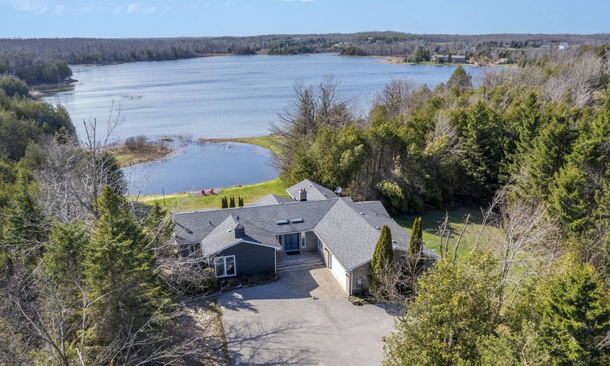 Glen Huron Cottage | Beautiful Lakeside Cottage w/Sauna