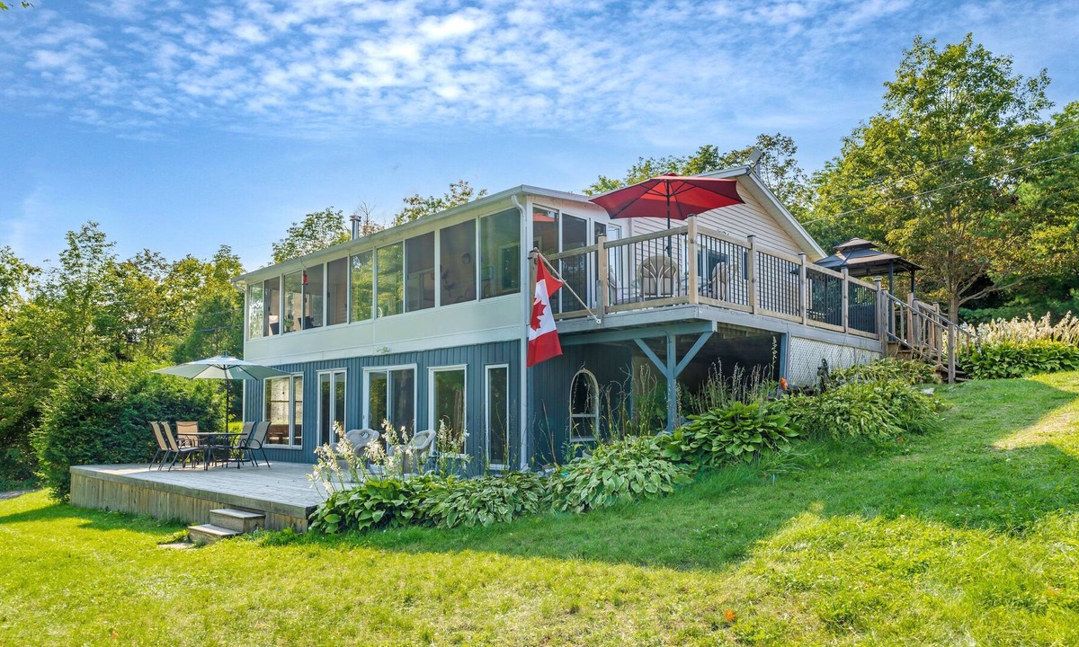Colebrook House | Beautiful Lakeside 3 Bedroom Cottage