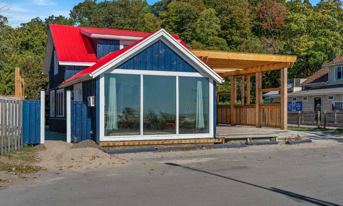 Turkey Point Cabin | Beautiful lakeside beach front cottage (FREE PONTOON/SEADOO RENTAL INCLUDED)