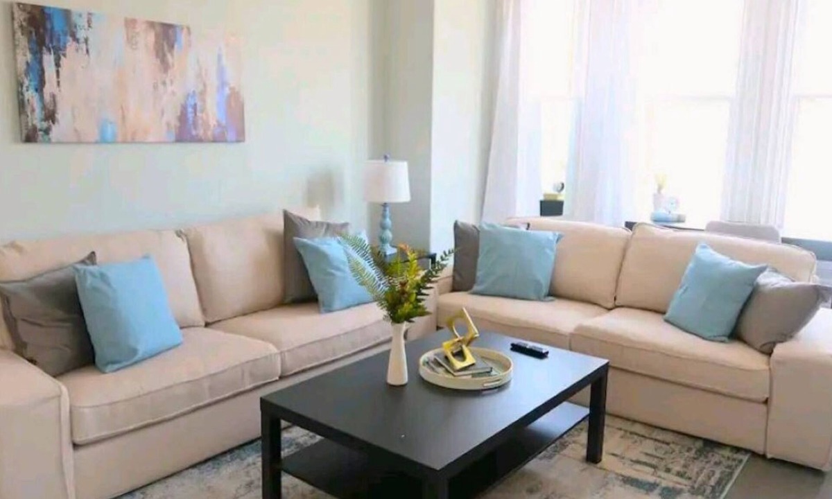 Barrie House | Beautiful Lakeside Heritage Home in BarrienBright and Spacious Stay