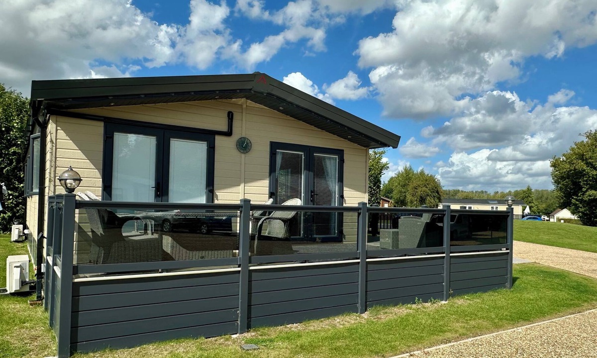 East Dereham Cabin | Beautiful lakeside Lodge in tranquil setting