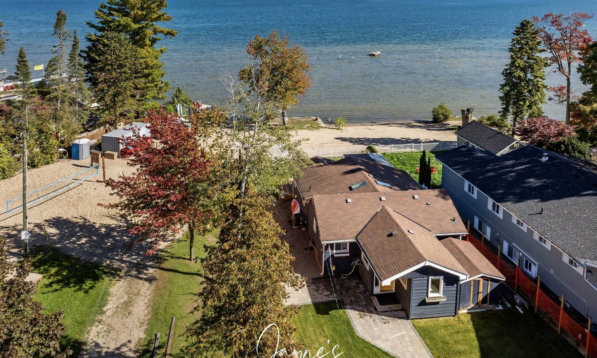 Alcona Cottage | Beautiful Lakeside Retreat on Lake Simcoe