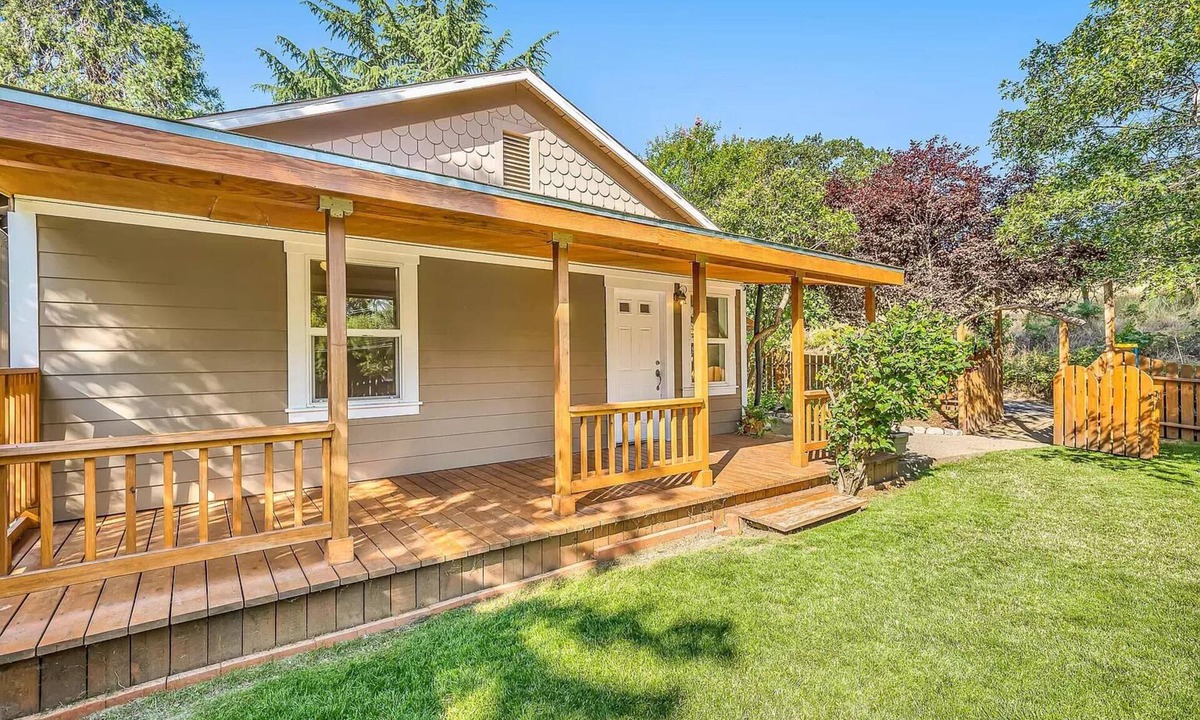 Ashland House | Beautiful Land with creek and woods, sweet home gardens, 1 M to Ashland hospital