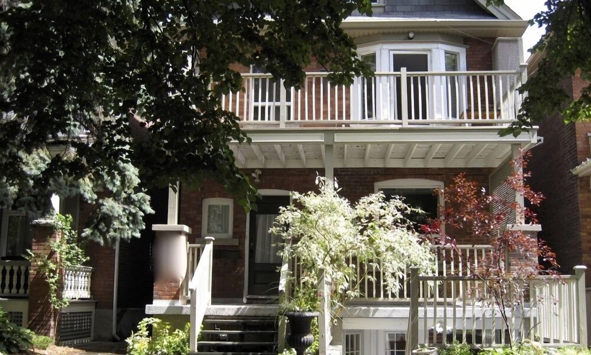 Roncesvalles Village House | Beautiful Large 2000SF Three Bdrm Apt Roncesvalles/High Park