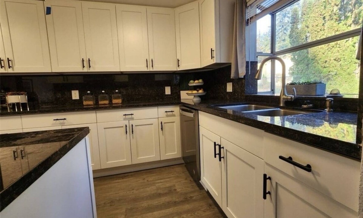 Silver Lake House | Beautiful large 4 bedrooms one level home in Everett.