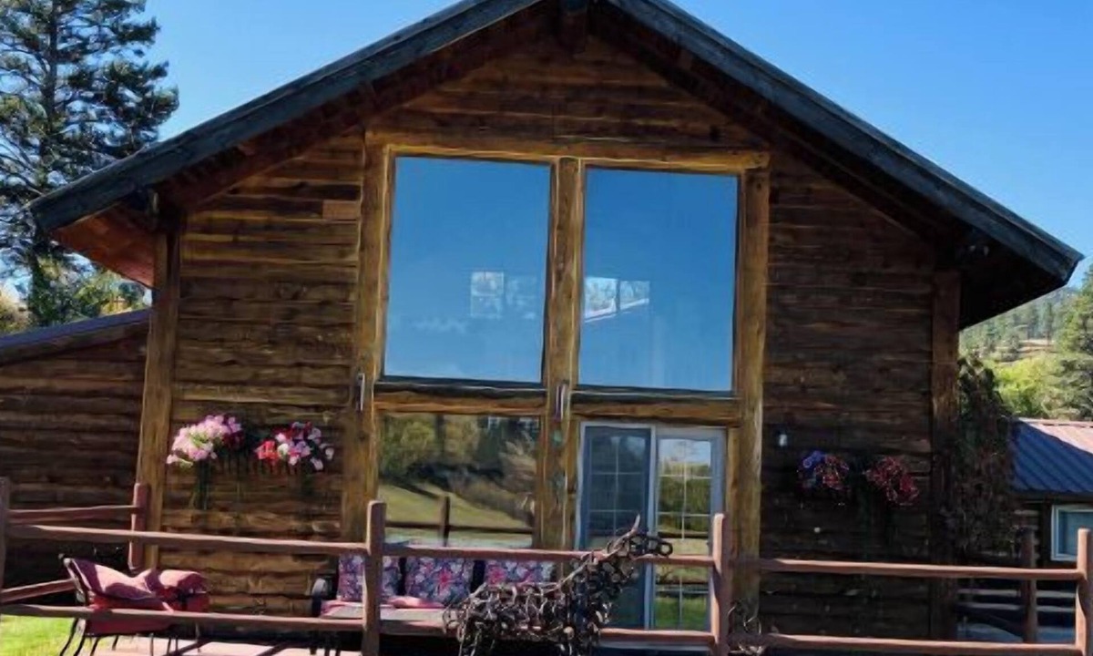 Wolf Creek Cabin | Beautiful, Large and Modern Cabin.