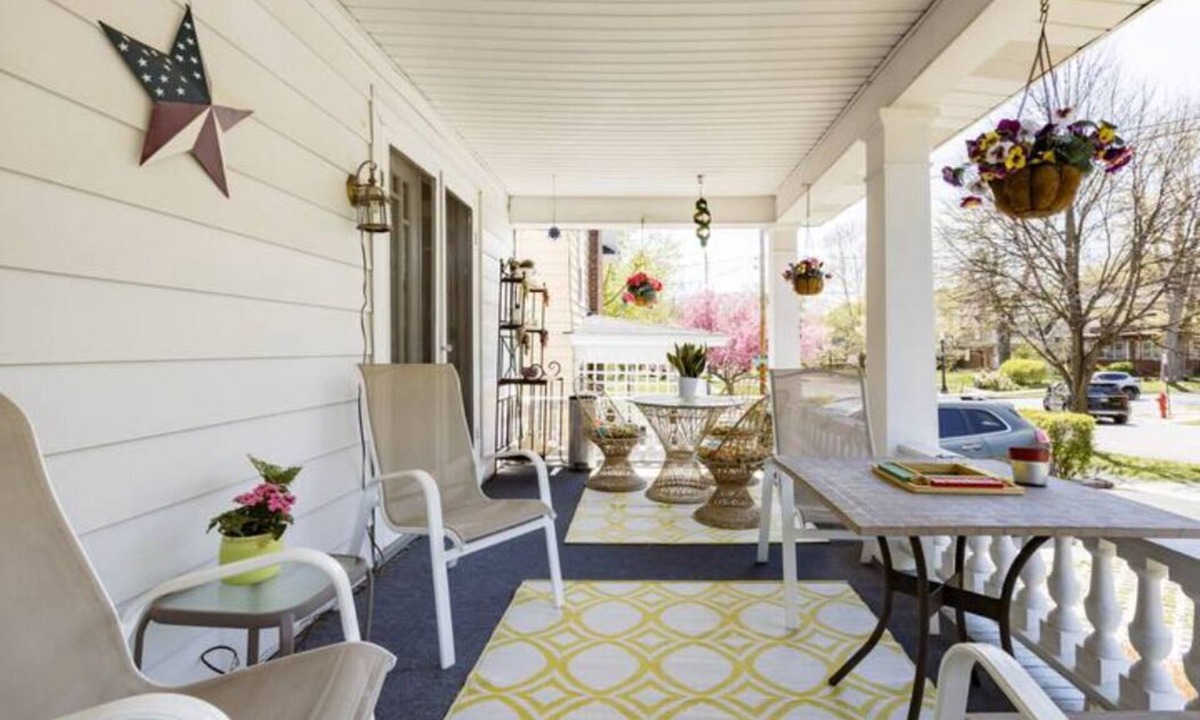 Eastside House | Beautiful Large Colonial Home