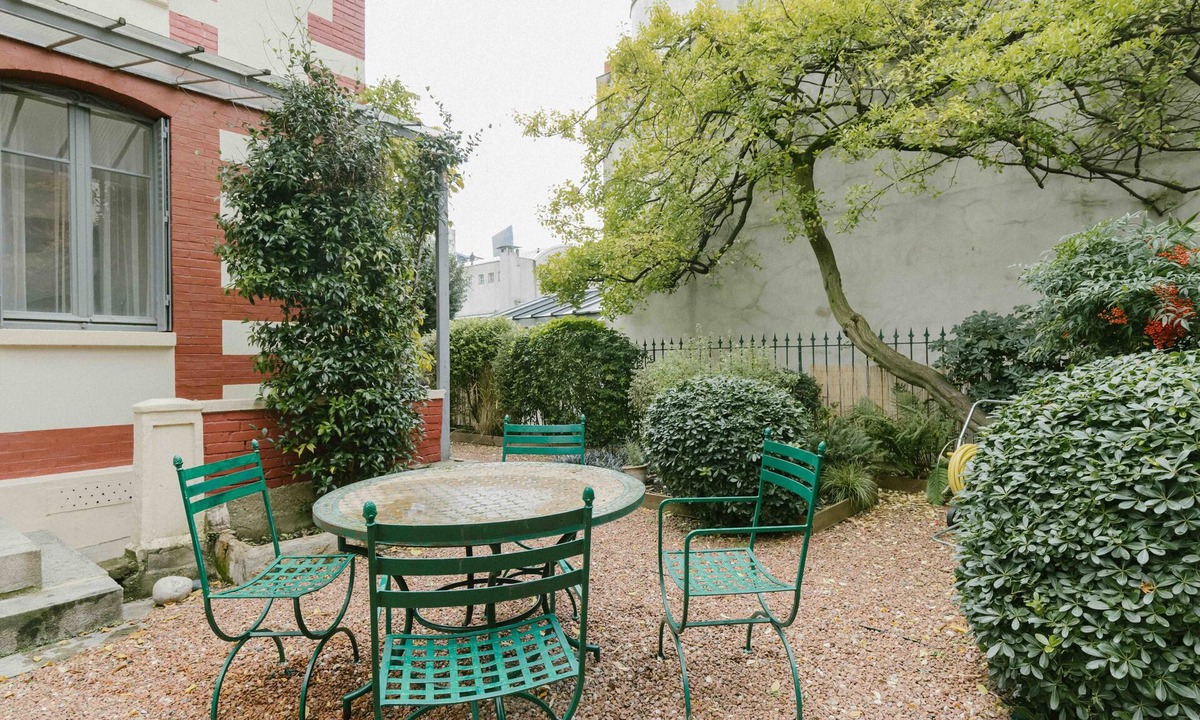 Gare House | Beautiful, large house in a wooded garden