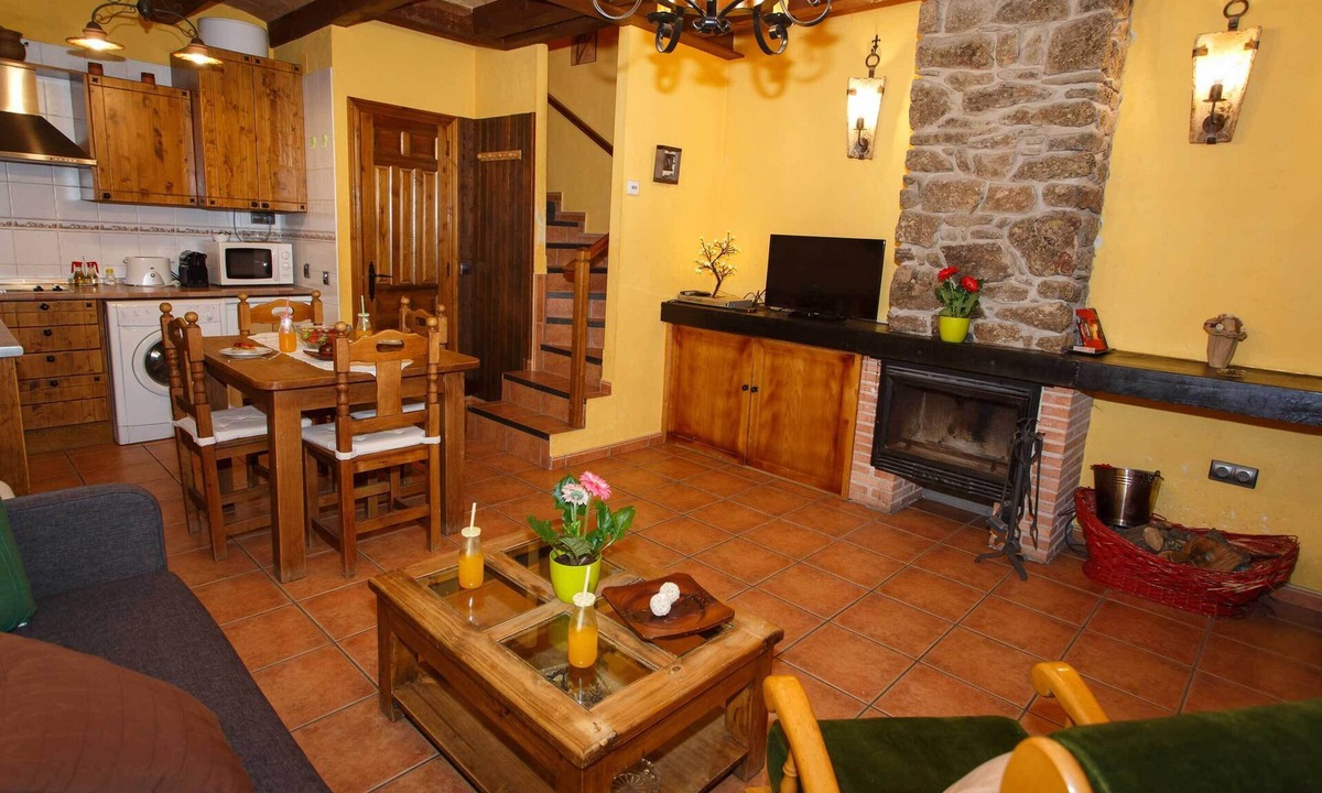Braojos House | Beautiful little house for even with fireplace in Braojos