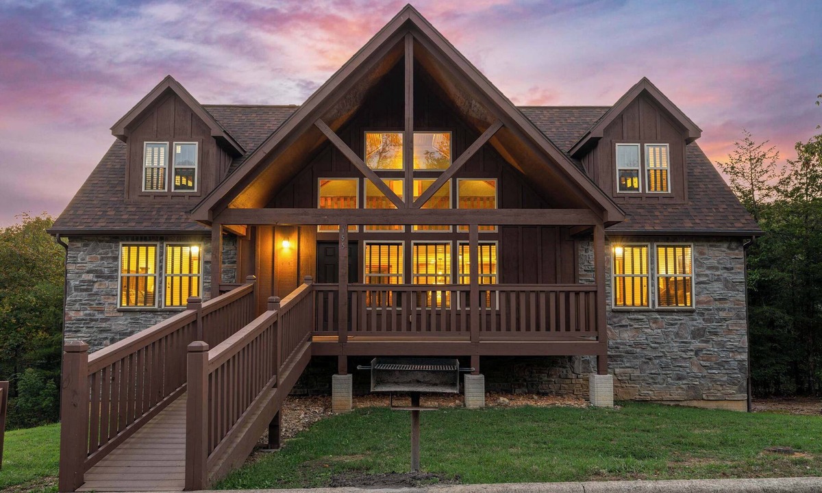 Reeds Spring Cabin | BEAUTIFUL LODGE with 7 Master Suites! By Pool!