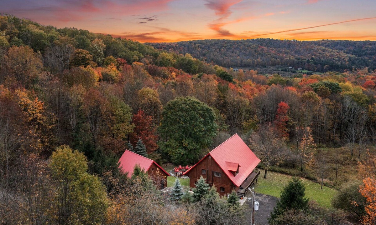 Ellicottville Cabin | Beautiful Log Cabin! Hot-Tub, Bonfire & Private Yet 4 Mins to Downtown!