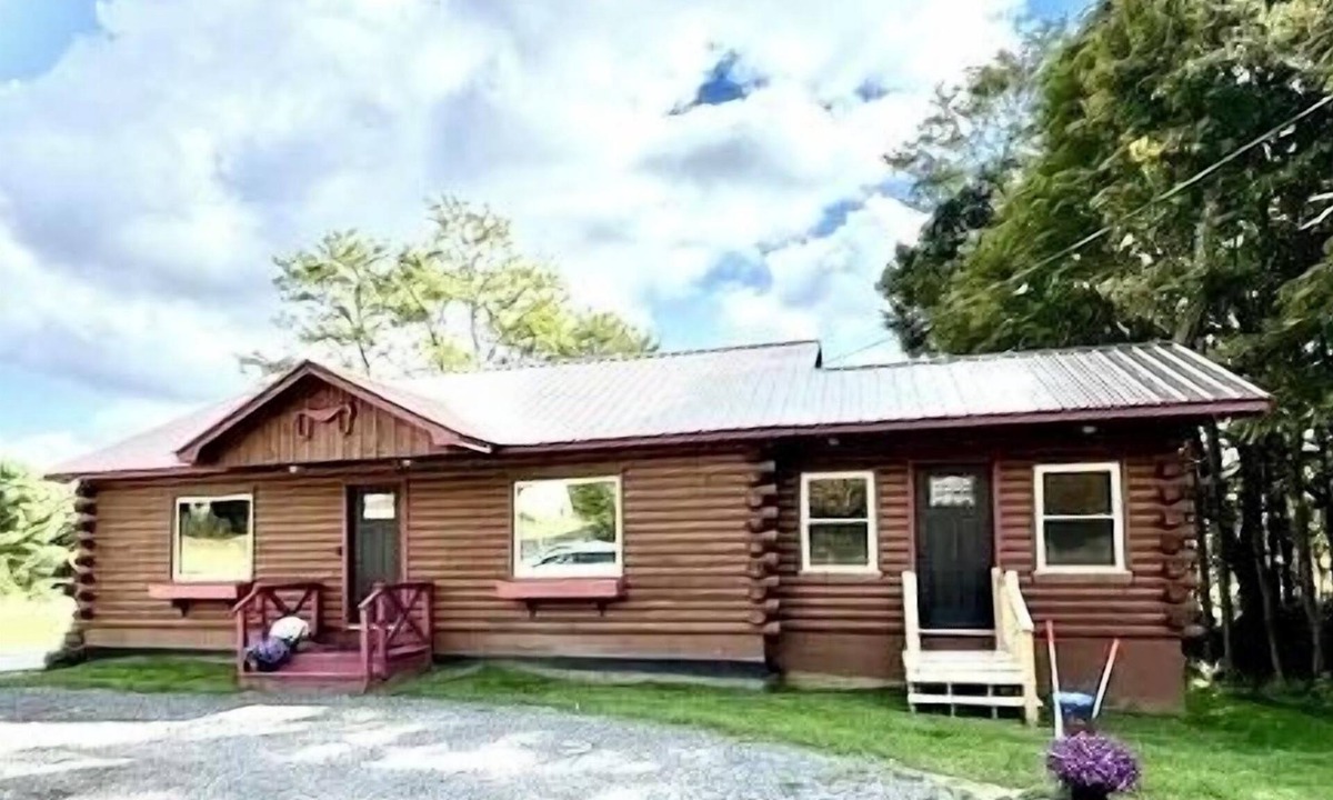 Johnsburg Cabin | Beautiful log cabin close to all the wonders of the Adirondacks!