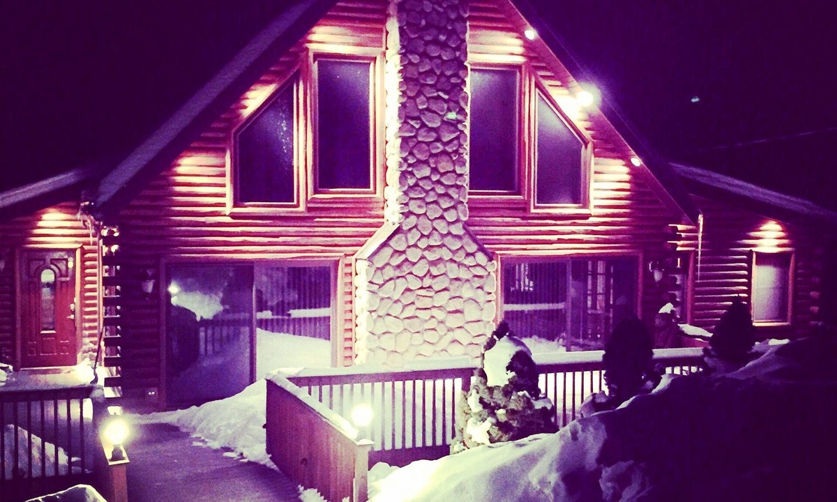 Lake Ariel Cabin | Beautiful Log Cabin in The Hideout