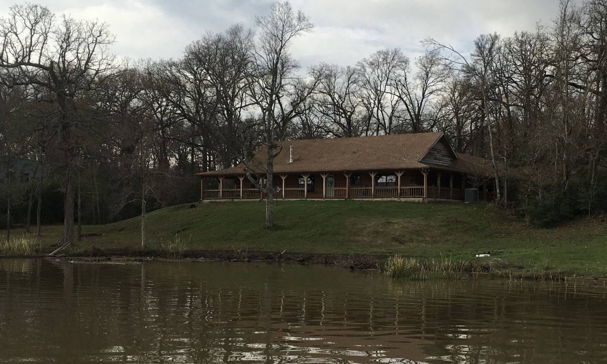 Cotton Gin Cabin | Beautiful Log Home on Lake Limestone. With a full house Back-up Generator.
