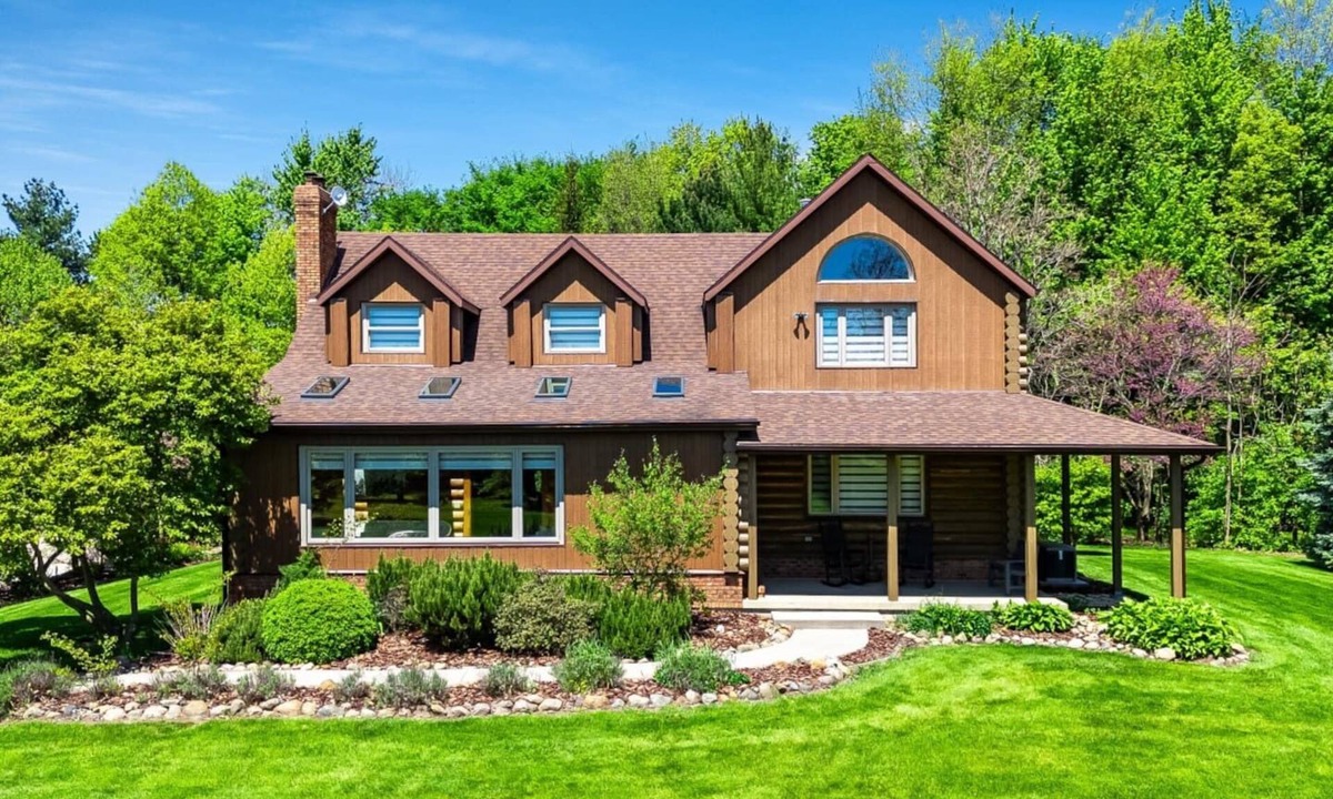 Ruthven House | Beautiful Log House with Fire Pit and Access to Private Trails