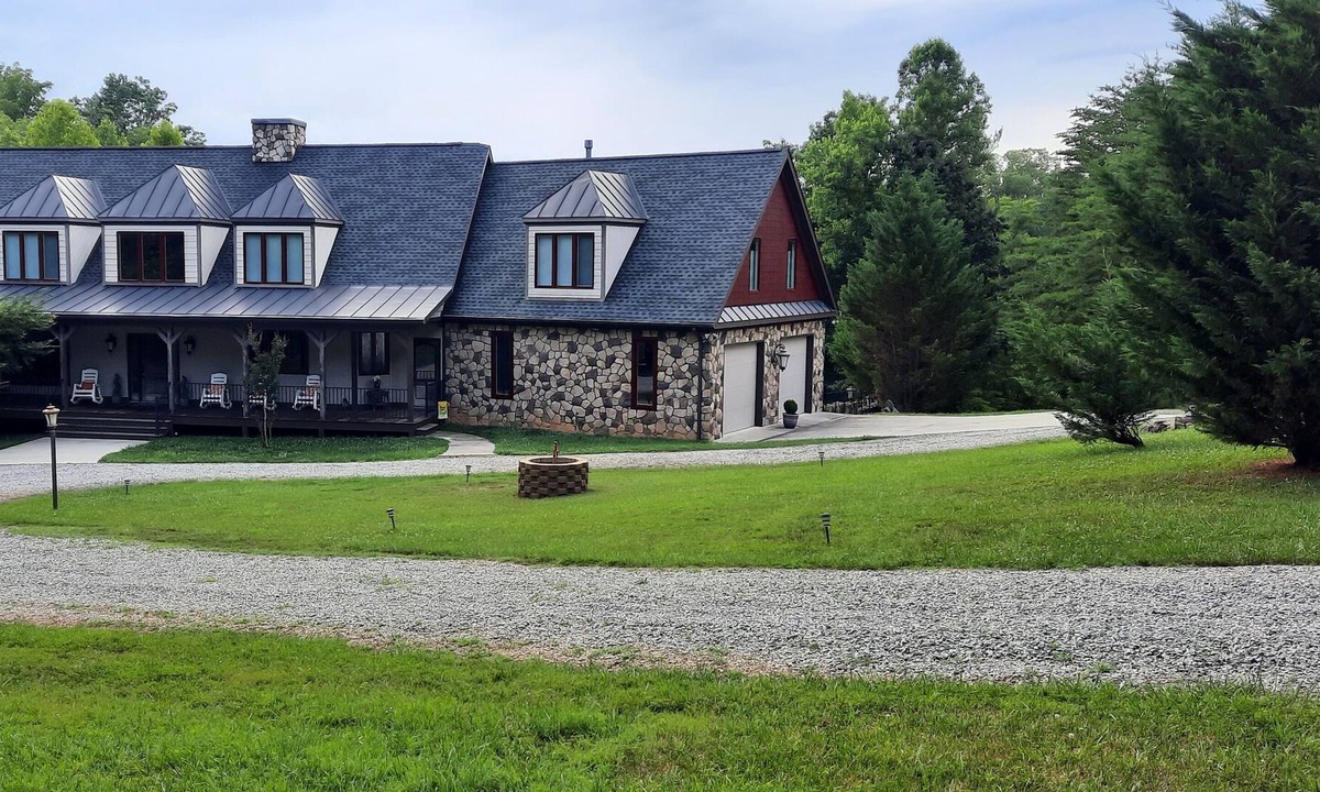 Pittsville House | Beautiful mansion w/ 5 bdrms and 7 baths on Leesville Lake. 6Ksqft- Sleeps 14