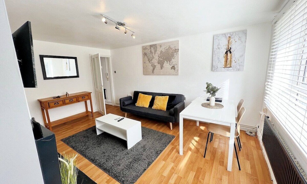 Broad Green Apartment | Beautiful Modern Apt (Sleeps 5)