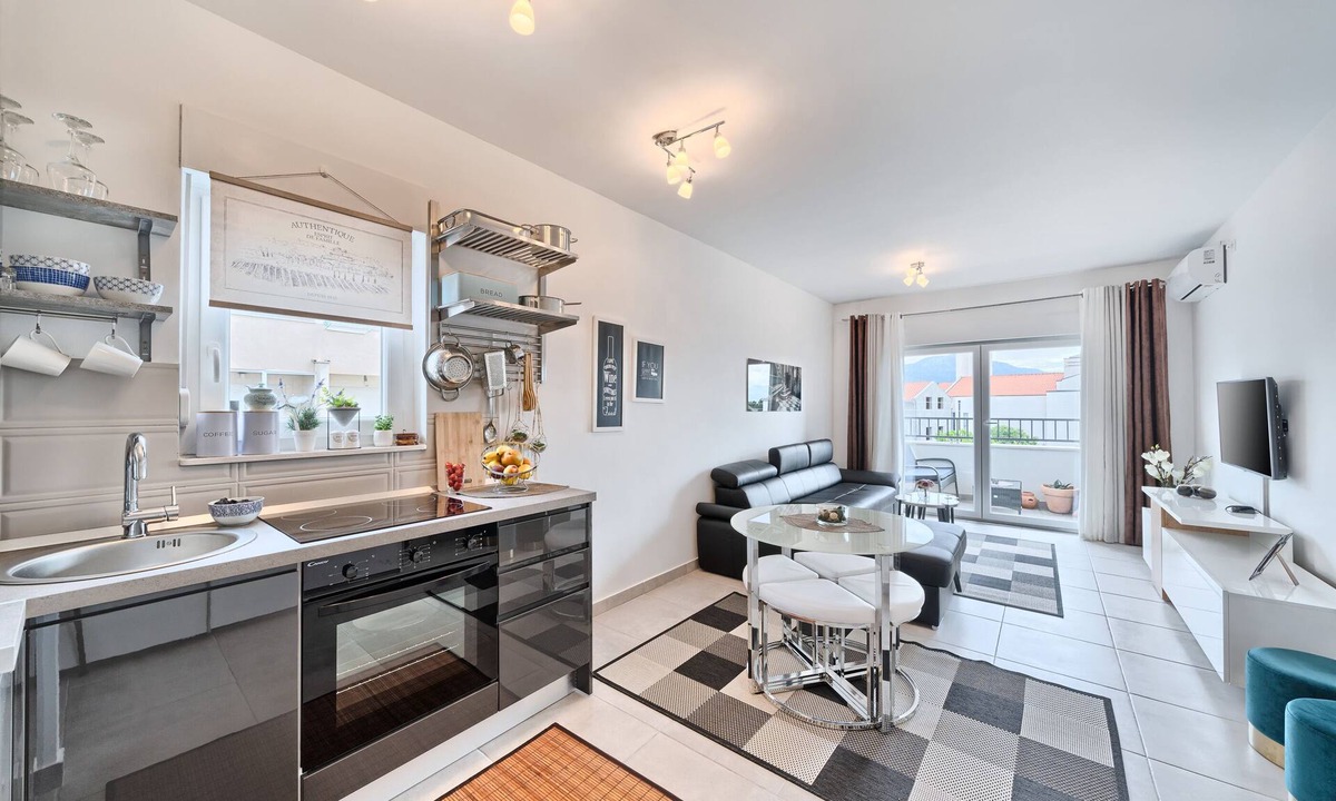Kastel Stafilic House | Beautiful modern 1 BR apartment 100 meters to ocean