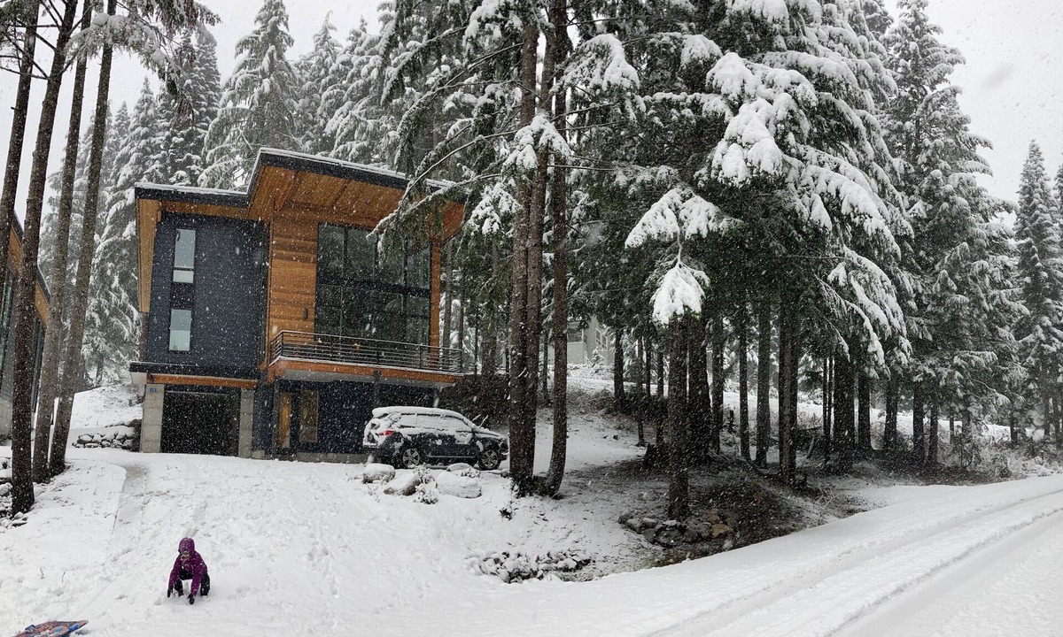 Hyak House | Beautiful Modern Mountain Home with mountain views.