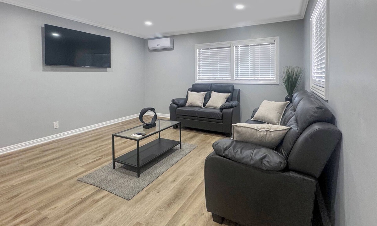 Compton House | Beautiful & modern 3-bedroom home in Compton CA, with a great outdoor space.