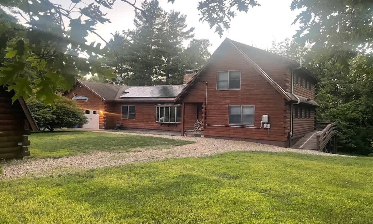 Wrentham House | Beautiful Modern 4 BD Cabin 4km from Gillette