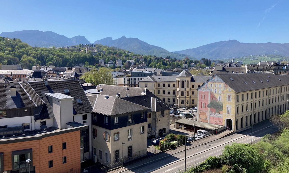 Chambery Apartment | Beautiful modern 7th floor apartment with panoramic views