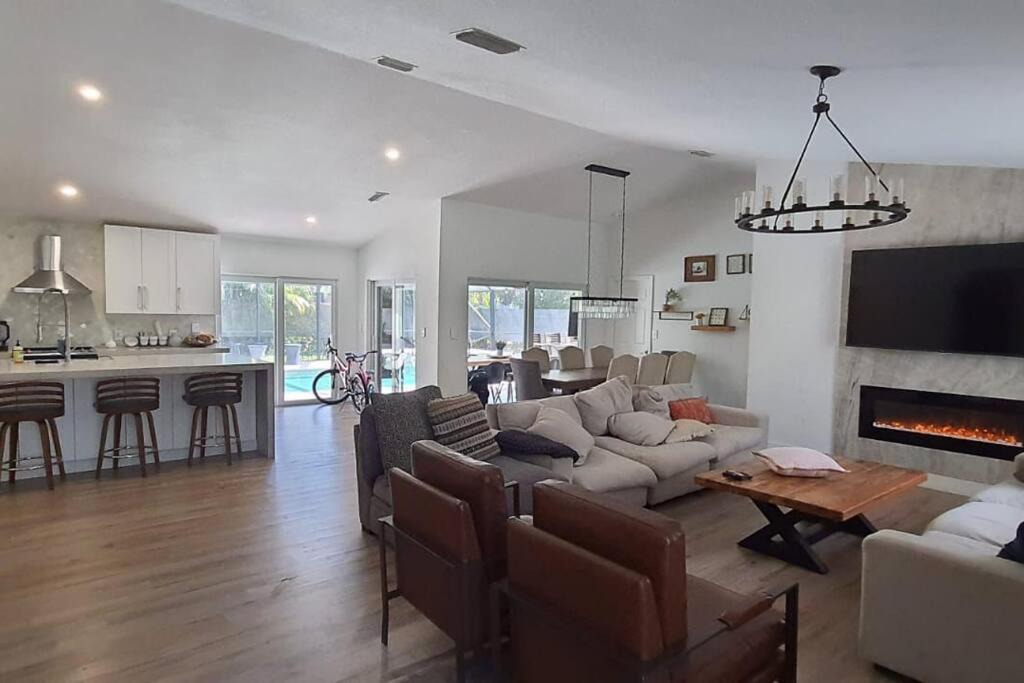 Coconut Creek Villa | Beautiful, modern and usual.