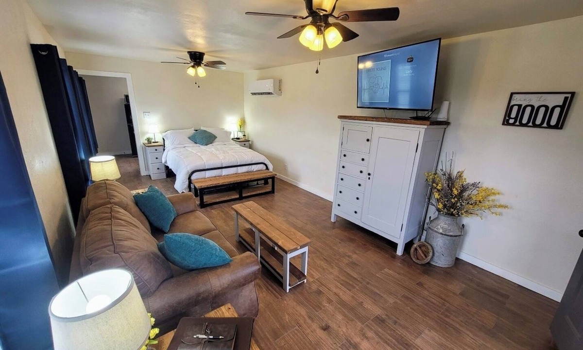 Electra Apartment | Beautiful Modern Farmhouse Studio Cottage!