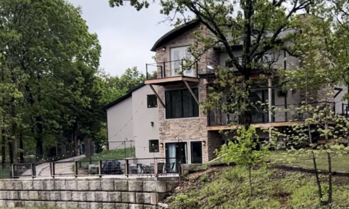 Joplin Villa | Beautiful Modern mountain getaway overlooking water with fountain.