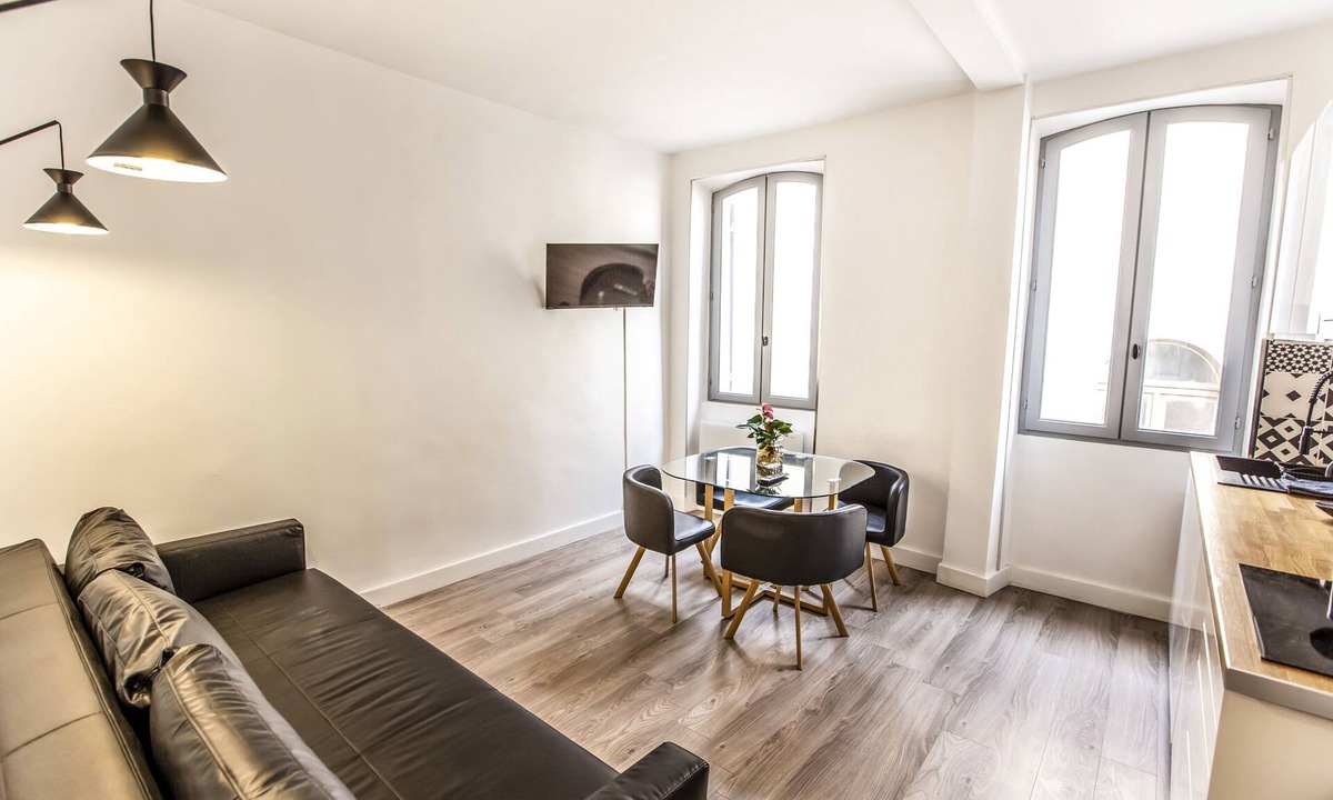 La Joliette Apartment | Beautiful modern renovation in the heart of Panier