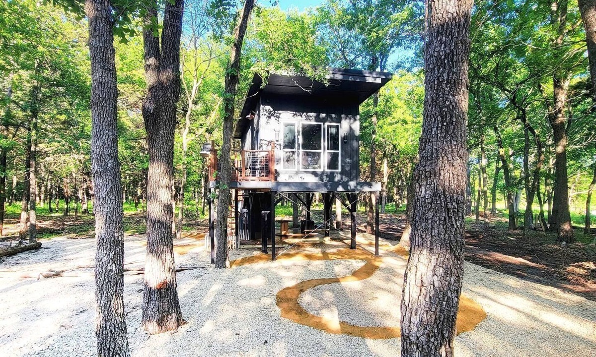 Miller Grove House | Beautiful Modern Tree House Cabin Surrounded by Trees for a Peaceful Romantic Getaway near Lone Oak, Texas