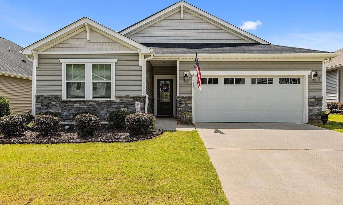 Fuquay-Varina House | Beautiful, modern Fuquay home with a gourmet kitchen! Right near the new Target!