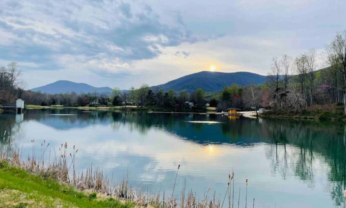 Nellysford Apartment | Beautiful Mountain Getaway 5Bd, Wineries, Breweries, Golk, Hiking, New Arcade!