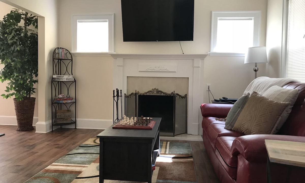 Kenosha House | Beautiful! Near Microsoft Mt Pleasant Sleeps 8