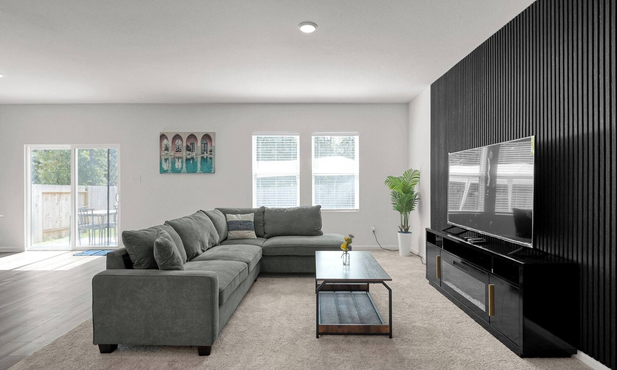 Montgomery House | Beautiful New Build + Central Location + King Bed & Tv's in Every Room