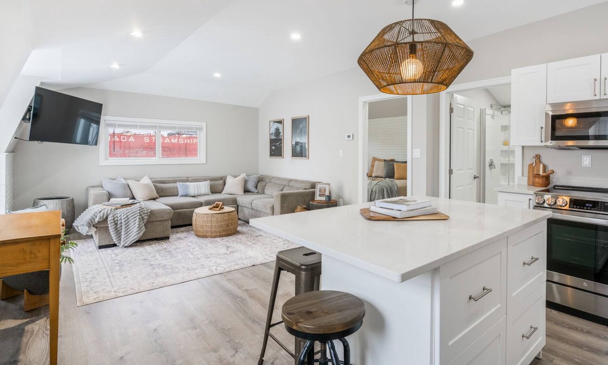 Port Colborne House | Beautiful newly renovated home w/canal view