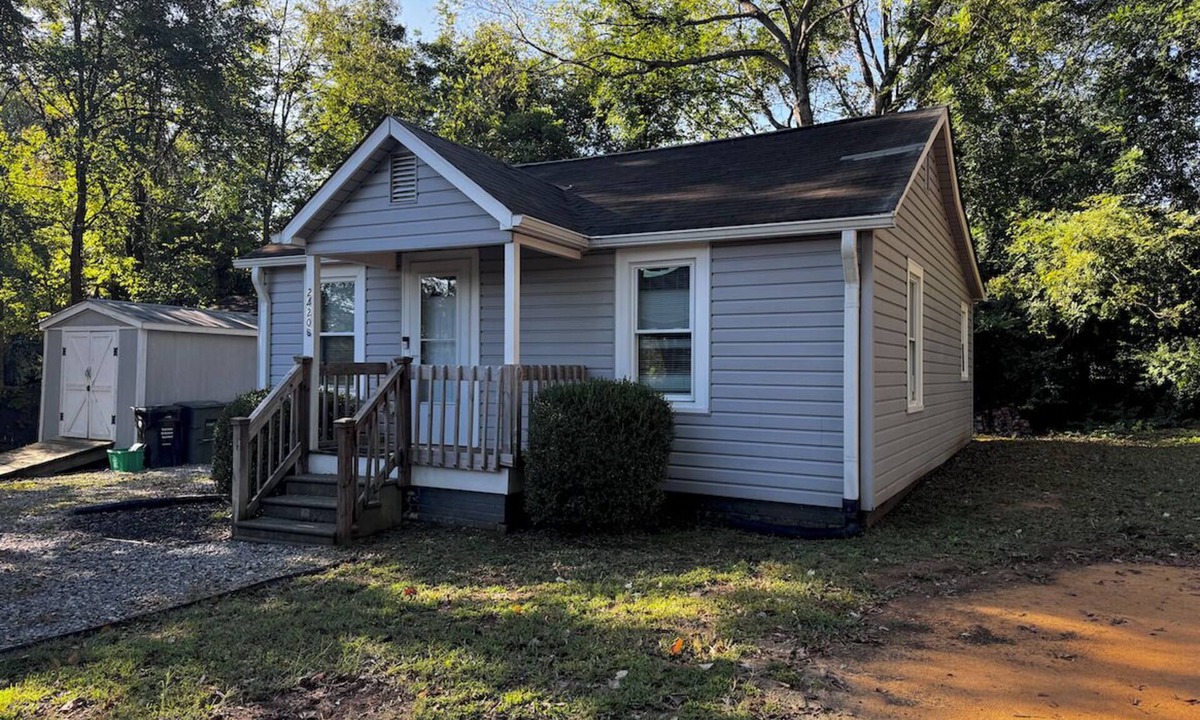Concord House | Beautiful newly remodeled fully furnished 1-bedroom guest house Concord, NC.