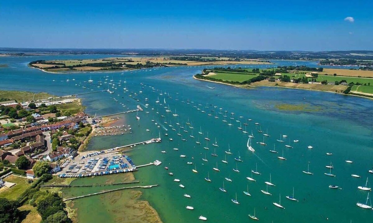 Bosham House | Beautiful Oasis Near Waterfront