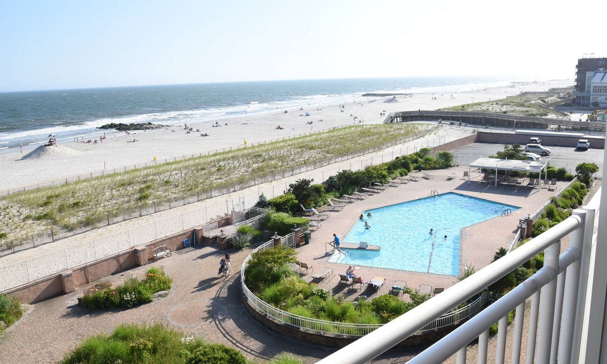 Lido Beach Apartment | Beautiful Oceanfront Beach Apartment