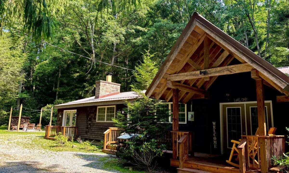 Farmington Apartment | Beautiful Ohiopyle Mountain Lodge with Private Stream/Game Room/Hot Tub/Firepit