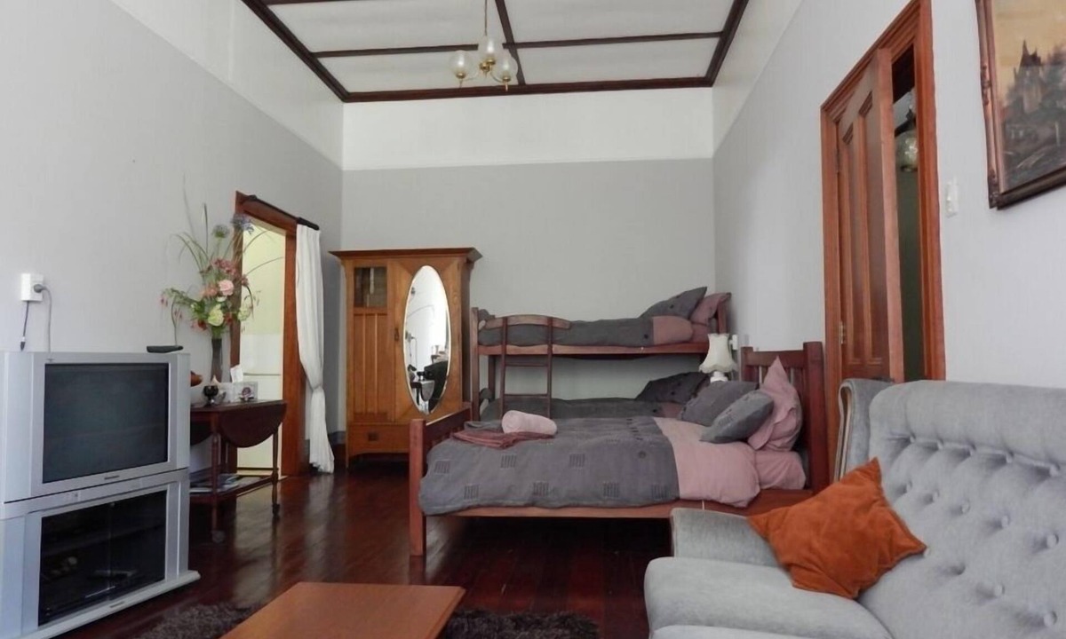 Whanganui Apartment | Beautiful old villa apartment in charming setting.