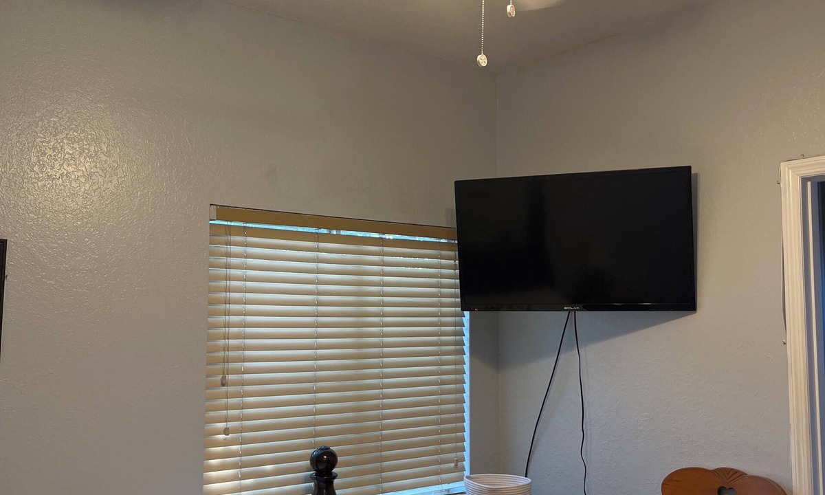 Tamiami House | Beautiful one bedroom and one bath inside a family homenVery nice for students