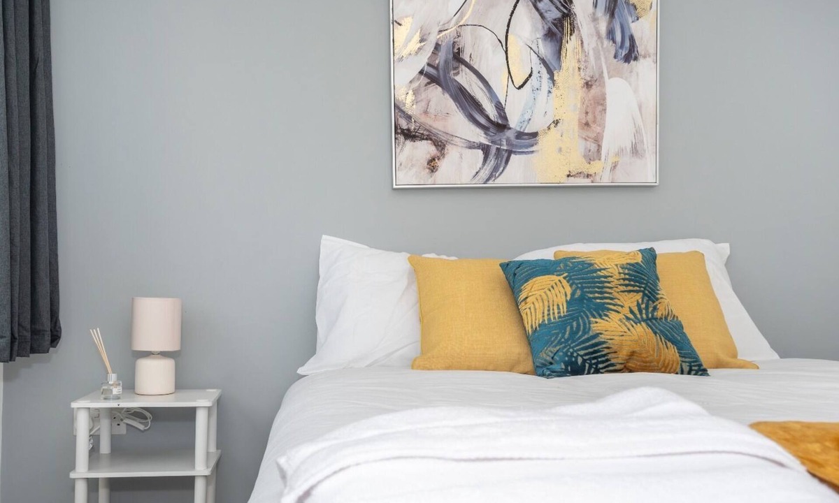 Farnborough and Crofton House | Beautiful Orpington Home w Pool Table