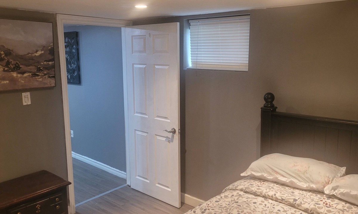 St. Catharines House | Beautiful Peaceful 3bed Apartment